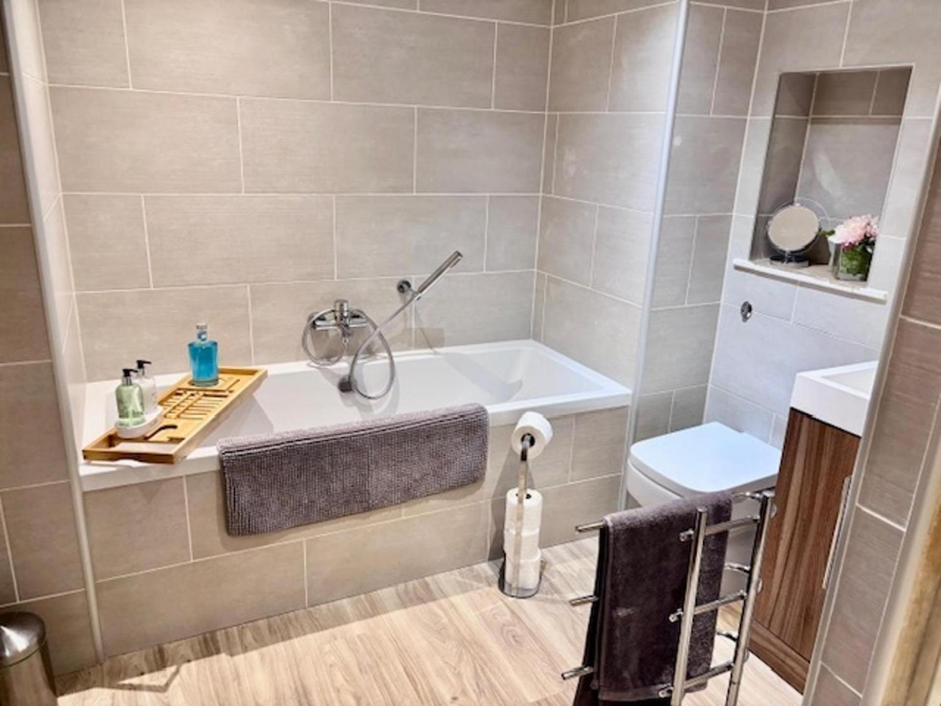 Stunning Spacious Apartment On River Ness Инвернес Екстериор снимка