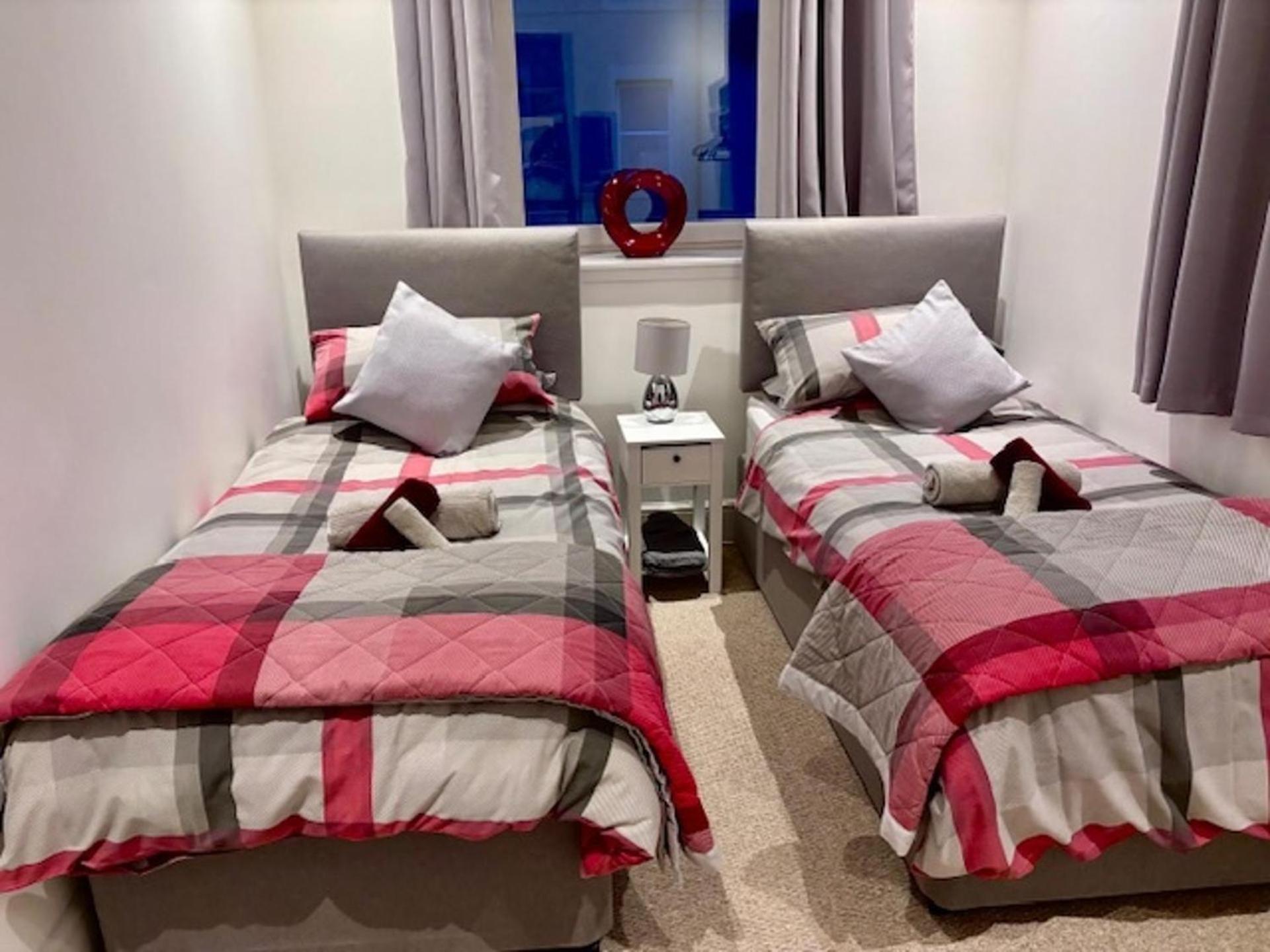 Stunning Spacious Apartment On River Ness Инвернес Екстериор снимка